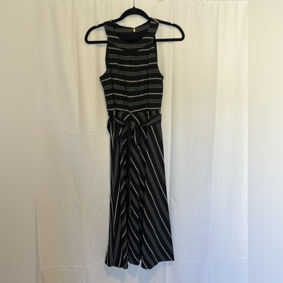 Tommy Hilfiger Women's Black White Stripe Fit Flare Sleeveless Dress Belted 4 - Picture 1 of 8